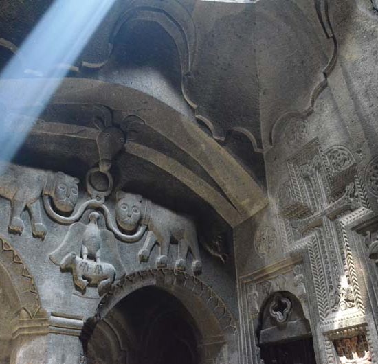 Ein Sonnenstrahl erhellt die steinernen Tierreliefs im Kloster Geghart in Armenien.