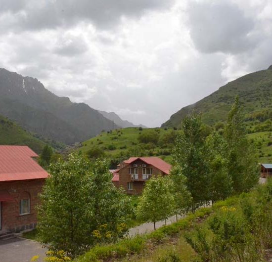 Häuser in der grünen Berglandschaft Armeniens.