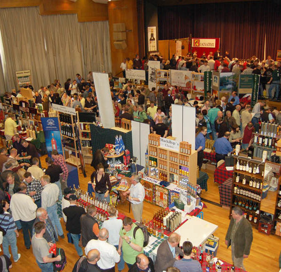 Blick von oben in die Stadthalle Limburg mit vielen Menschen und Ständen mit Whiskyflaschen.