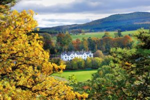 Das Craigellachie Country House Hotel liegt umrahm von herbstlichen Bäumen im Tal der Speyside.