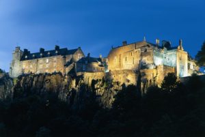 Abendaufnahme der wehrhaften schottischen Burg Stirling Castle, auf einem Felsen gelegen.
