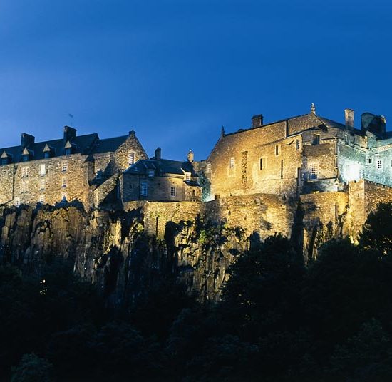Abendaufnahme der wehrhaften schottischen Burg Stirling Castle, auf einem Felsen gelegen.