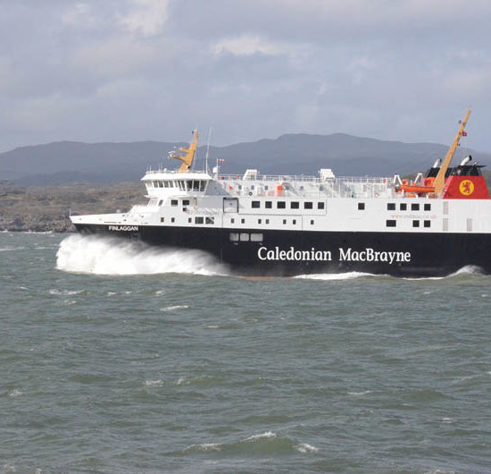 Schnell fahrende schwarz-weiße Fähre mit dem rot-gelben Logo und Schriftzug von Caledonian MacBrayne.