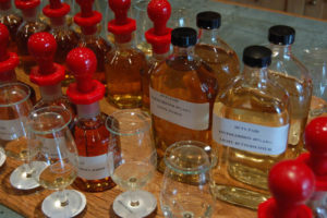 Kleine Whisky Sampleflaschen und Nosinggläser stehen für eine Blending Session bereit.