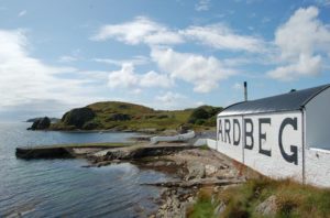 Das weiße Lagerhaus mit großen Buchstaben Ardbeg liegt direkt am Meer.