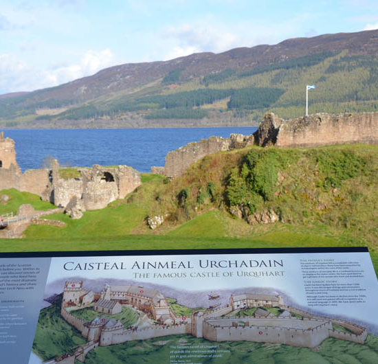 Schaubild einer schottischen Burganlage mit den Ruinen von Urquhart castle und dem See Loch Ness im Hintergrund.