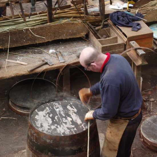 Arbeiter baut in der Speyside Cooperage Küferei ein Whiskyfass.