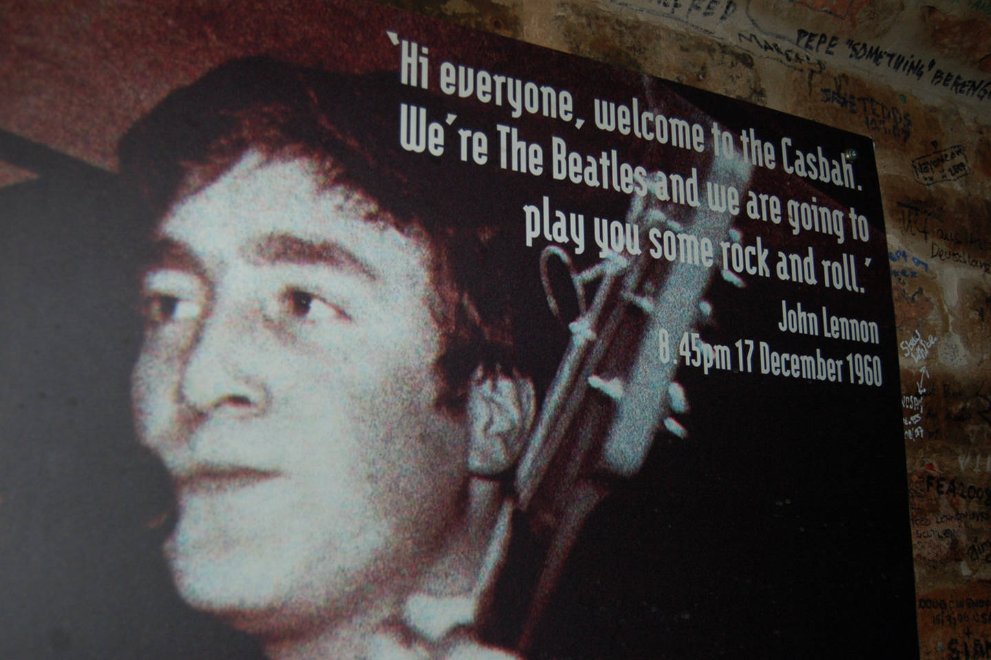 Plakat im Cavern Club mit dem Gesicht von John Lennon und einem Zitat von Dezember 1960.