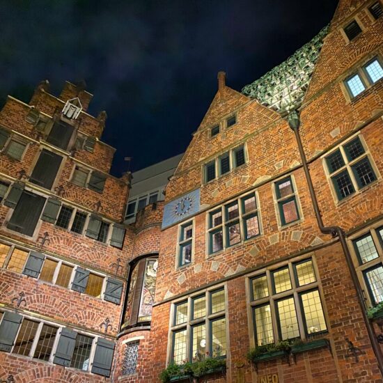 Backsteinfassaden und das Glockenspiel in der Böttchergasse von Bremen.