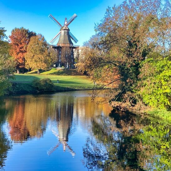 Die Windmühle im herbstlich bunten Grüngürtel von Bremen