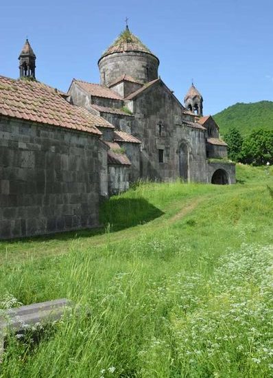 Steinerne Klosteranlage von Haghpat in einer Wiese mit Pfad.