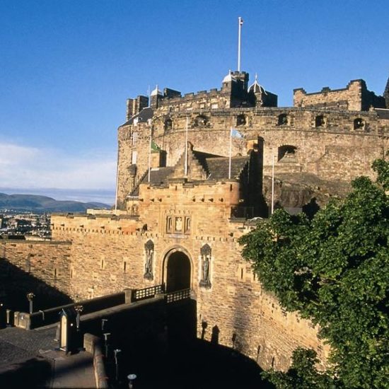 Der wehrhafte Bau des mittelalterlichen Edinburgh Castle erhebt sich über der Stadt.