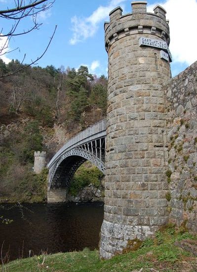 Eisenbrücke mit mächtigen Wehrtürmen spannt sich filigran über den Fluss River Spey.