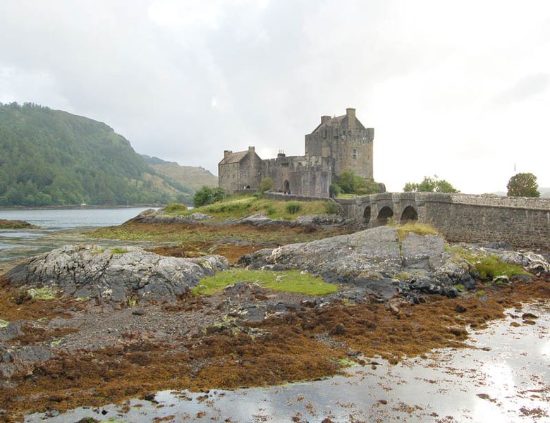 Schottische Burg auf einer kleinen Insel, die über eine Brücke erreichbar ist.