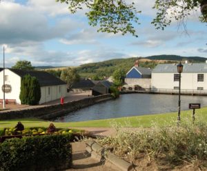 Teich der Glenfiddich Distillery, umrahmt von Gebäuden der Whiskybrennerei.