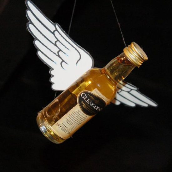 Hängende Whisky Sampleflasche von Glengoyne, an der Flügel befestigt sind.