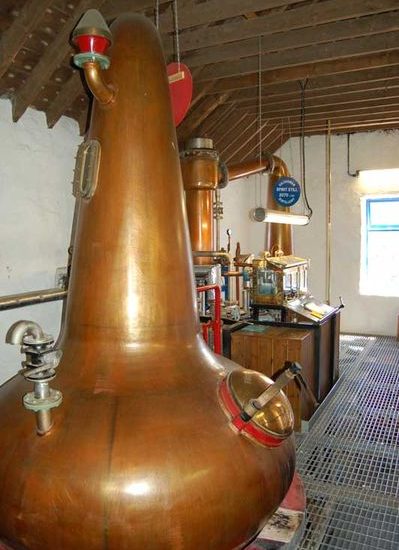 Blick in eine Stillhouse mit Kupferbrennblase und Spirit Safe.