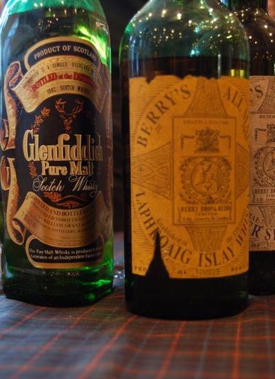 Zwei alte Whiskyflaschen von Glenfiddich und Laphroaig.