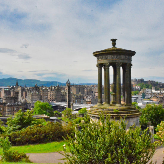 Rundtempel im Park von Carlton Hill vor dem Hintergrund der Altstadt von Edinburgh.
