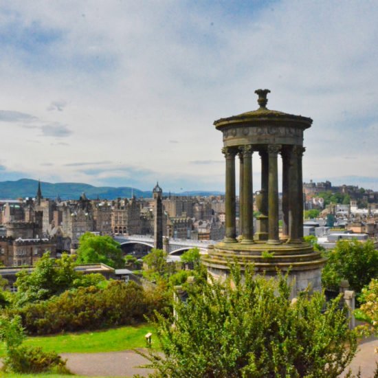 Rundtempel im Park von Carlton Hill vor dem Hintergrund der Altstadt von Edinburgh.