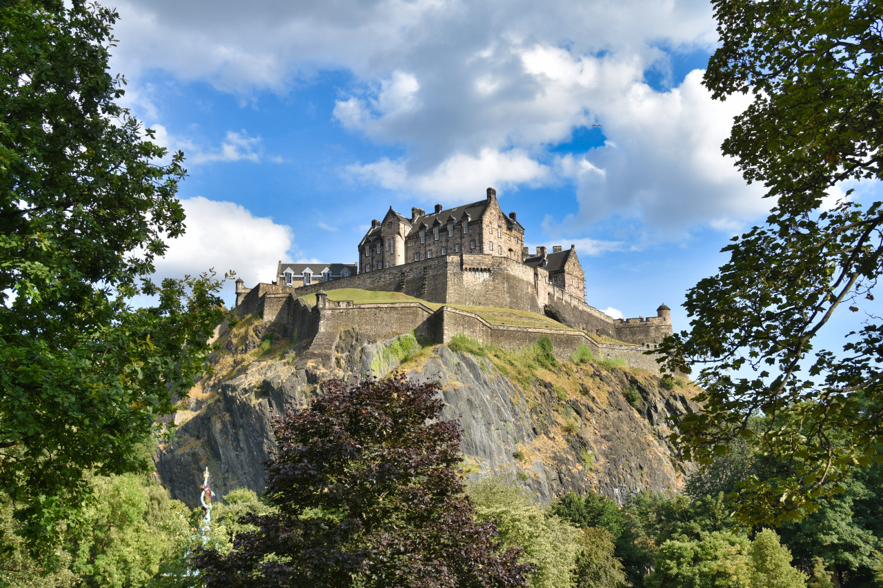 Edinburgh Castle erhebt sich bei gutem Wetter auf einem hohen Felsen.