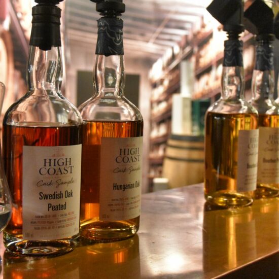 Messepräsentation mit Whiskyflaschen vom skandinavischen High Coast Whisky.
