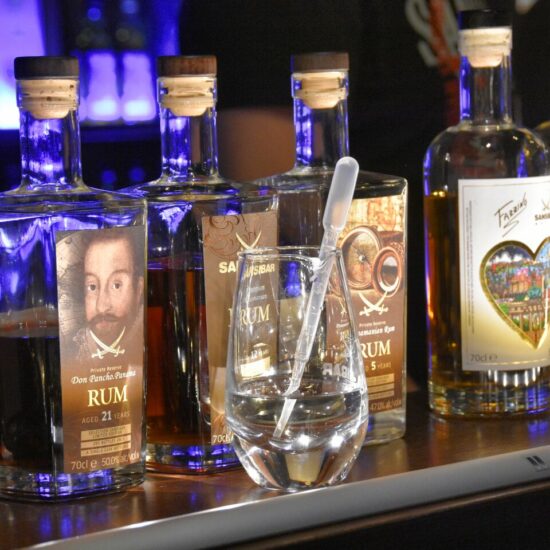Rumflaschen von Sansibar werden auf der Messe zur Verkostung präsentiert.