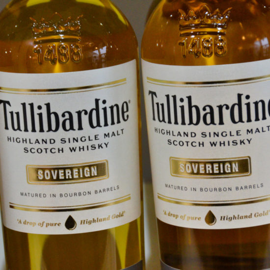 Vier Whiskyflaschen mit Etiketten von Tullibardine Sovereign, in Bourbon Barrels gereift.