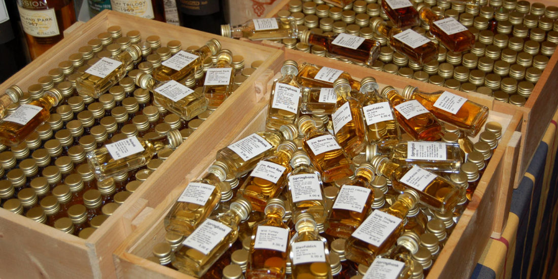 Drei Kisten mit kleinen Whisky-Sampleflaschen.
