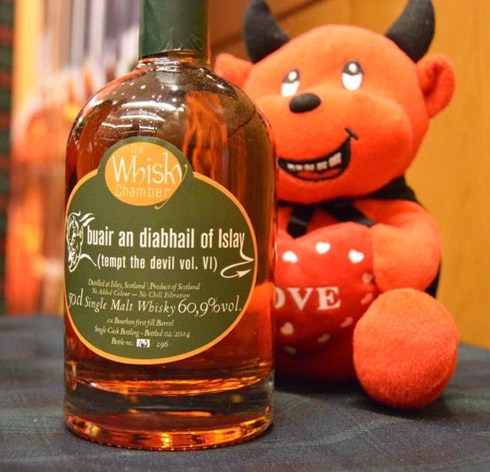 Bauchige Whiskyflasche von Whisky Chamber mit rotem Teufel als Plüschtier.