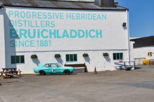 Auf der Innenhoffassade der Whisky Destillerie Bruichladdich steht Progessive Hebridean Distillers in großen türkisfarbenen Buchstaben.