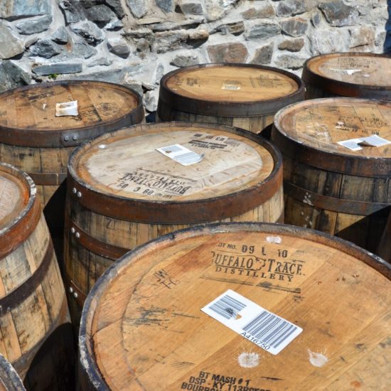Eichenfässer auf der Whiskytour Islay und Jura