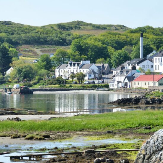 Whiskytour Islay und Jura mit einem Blick über die Bucht zur Jura Distillery.