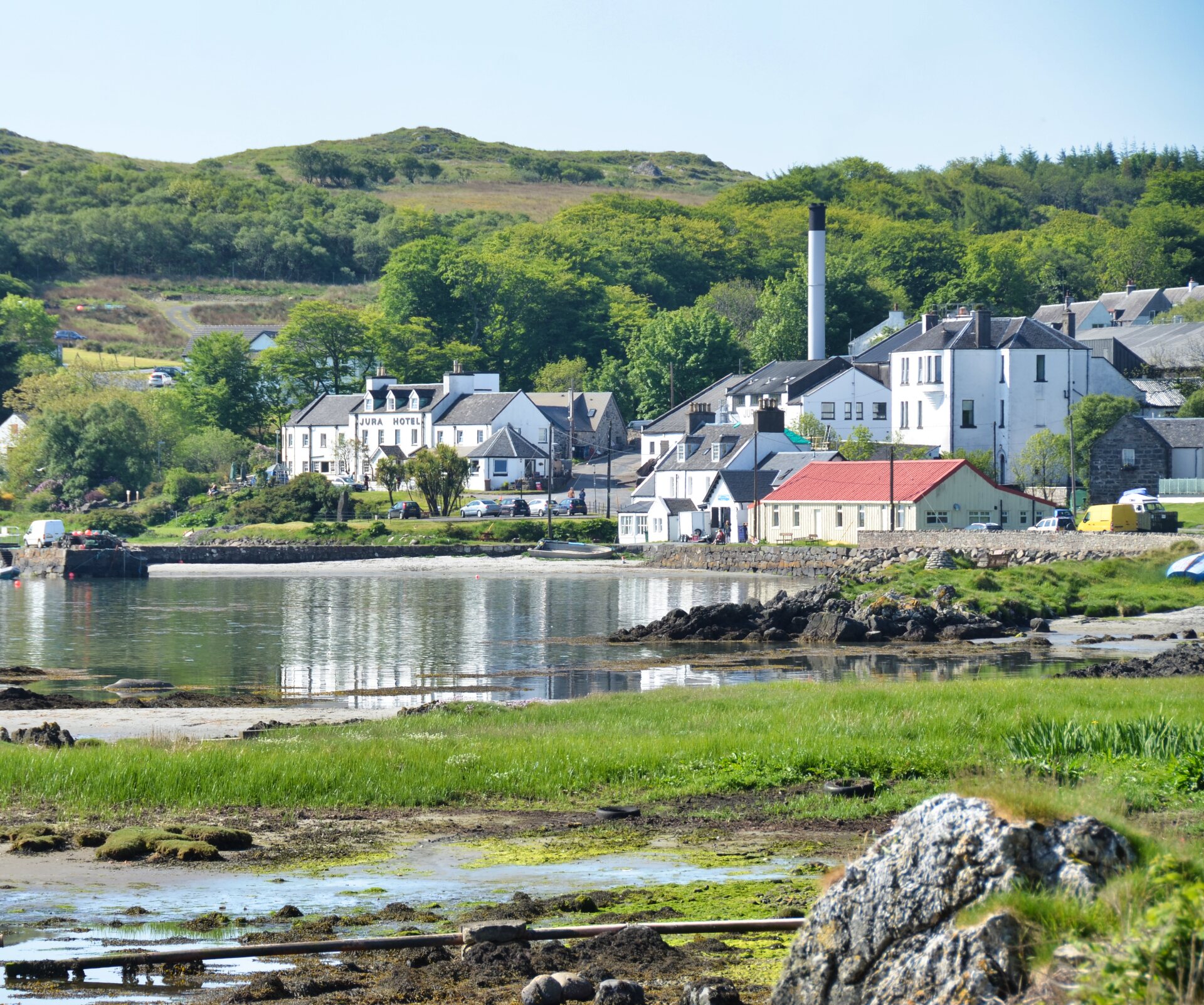 Die Jura Distillery liegt malerisch in einer Bucht. Wir besuchen Sie bei unserer Whiskytour Islay und Jura.