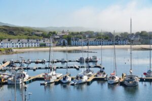 Über dem Hafenbecken von Port Ellen auf Islay hebt sich der Morgennebel.