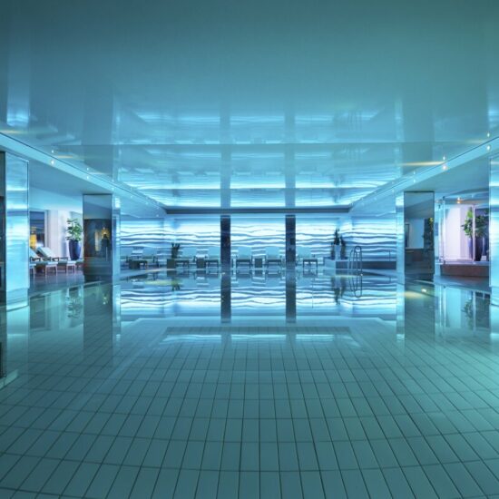 Pool des Grand Elysée Hotels Hamburg.