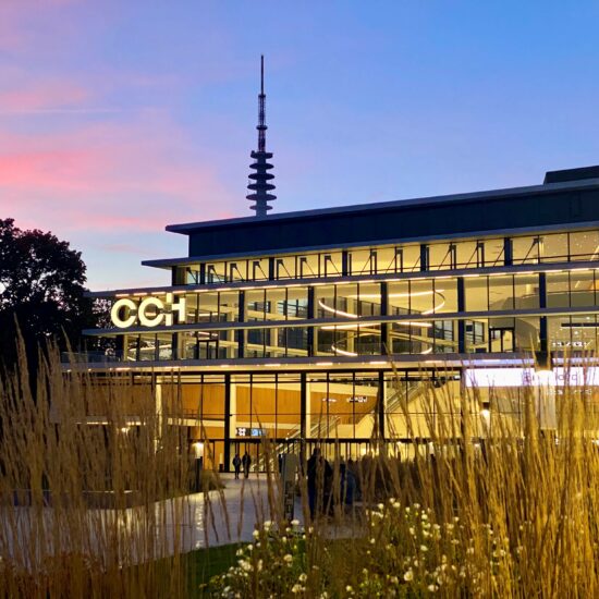 CCH Kongresszentrum Hamburg bei Sonnenuntergang.