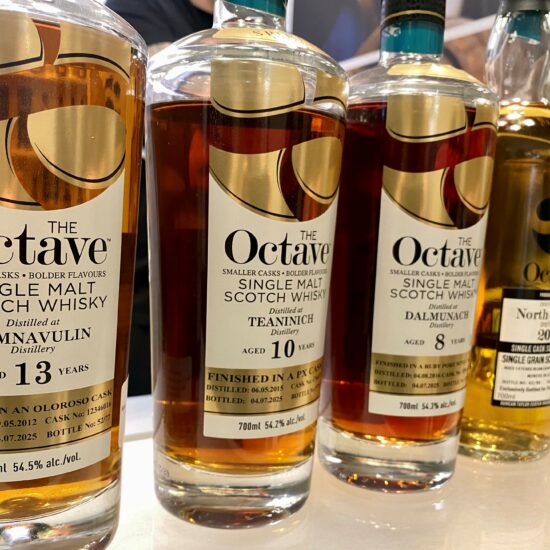 Aufgereihte Flaschen von Octave Whisky.