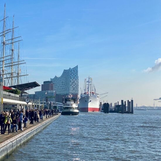 Landungsbrücken Hamburg mit der Elbphilharmonie im Hintergrund.