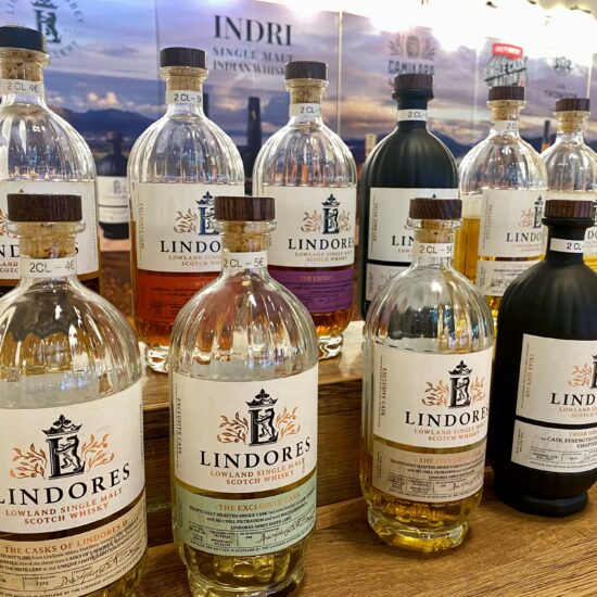 Messestand mit Whiskyflaschen von Lindores Abbey Distillery