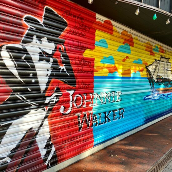 Graffiti von Johnnie Walker auf einem Tor auf der Hamburger Reeperbahn.