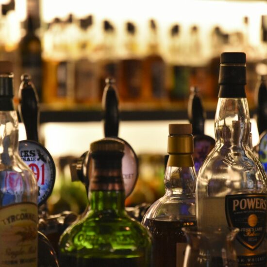 Whiskyflaschen in irischer Bar