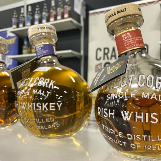 Whiskeyflaschen der West Cork Distillery auf dem Messestand von Kirsch Import