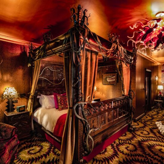 Premium Suite Monster Room im Ardbeg House - Foto (c) Ardbeg House Sim Canetty Clarke