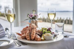 Teller mit Seafood und zwei Gläsern Weißwein - Foto (c) Crinan Hotel