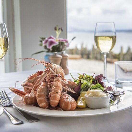 Teller mit Seafood und zwei Gläsern Weißwein - Foto (c) Crinan Hotel