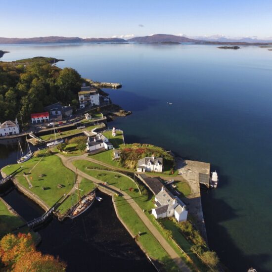 Crinan Hotel Luftaufnahme mit Mündung des Crinan Kanals - Foto (c) Crinan Hotel Richard Elliott
